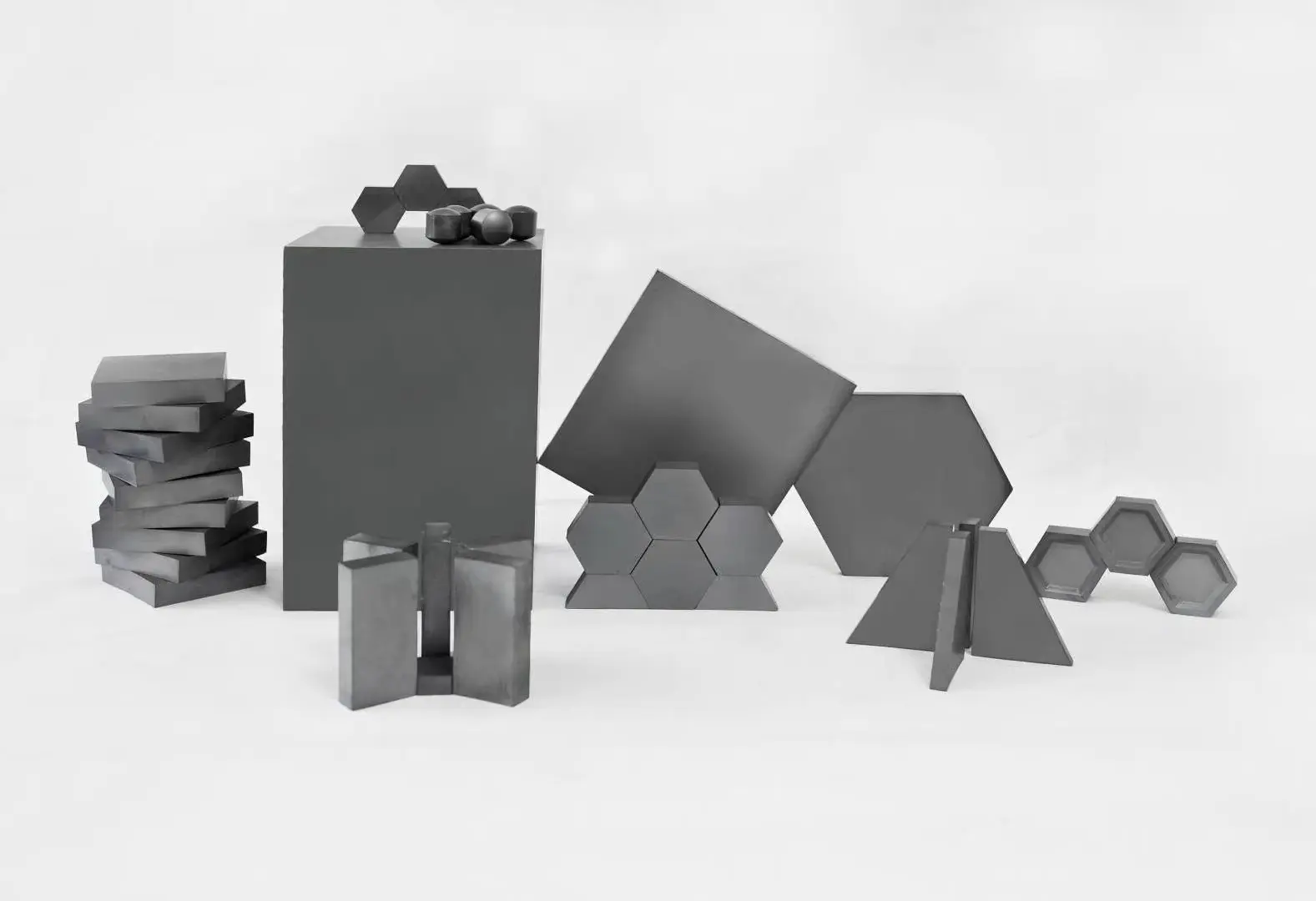 Comparison of pressureless sintering and hot pressing sintering processes